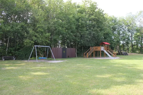 Aussenanlage mit Spielgeräte